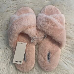 SPLENDID SLIPPERS SIZE M/L BRAND NEW COLOR LIGHT PINK SO FLUFFY